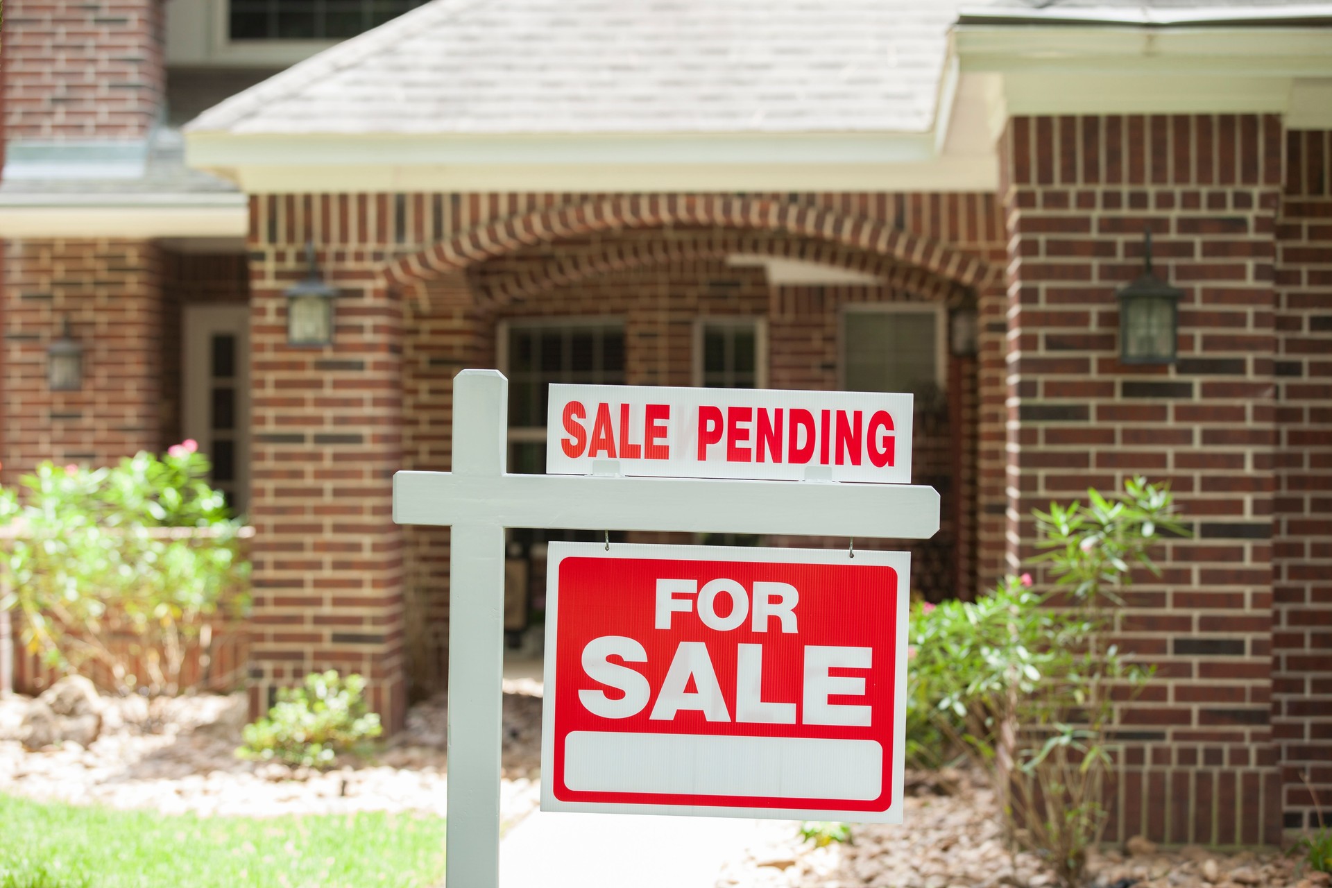 House for sale, pending sign. Front yard. No people.